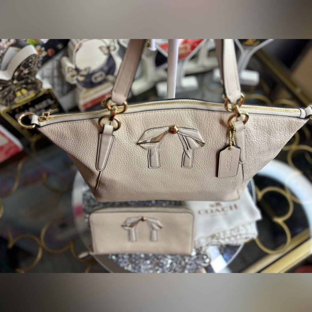Coach 2018 Small Kelsey bow Satchel w/matching wallet EUC - Picture 7 of 14